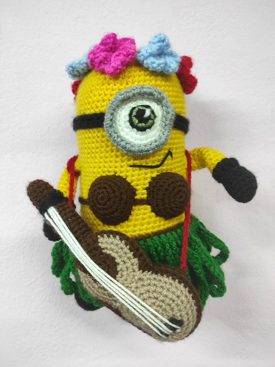Χειροποίητο Πλεκτό Κουκλάκι Τύπου Minion Χαβανέζα με Γιουκαλίλι