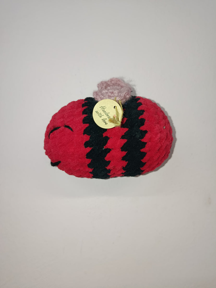 Χειροποίητο πλεκτό κουκλάκι Βελουτέ Κόκκινη Μέλισσα