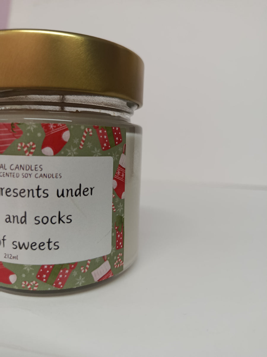 Χειροποίητο Κερί σόγιας Christmas presents under the tree and socks full of sweets 212ml