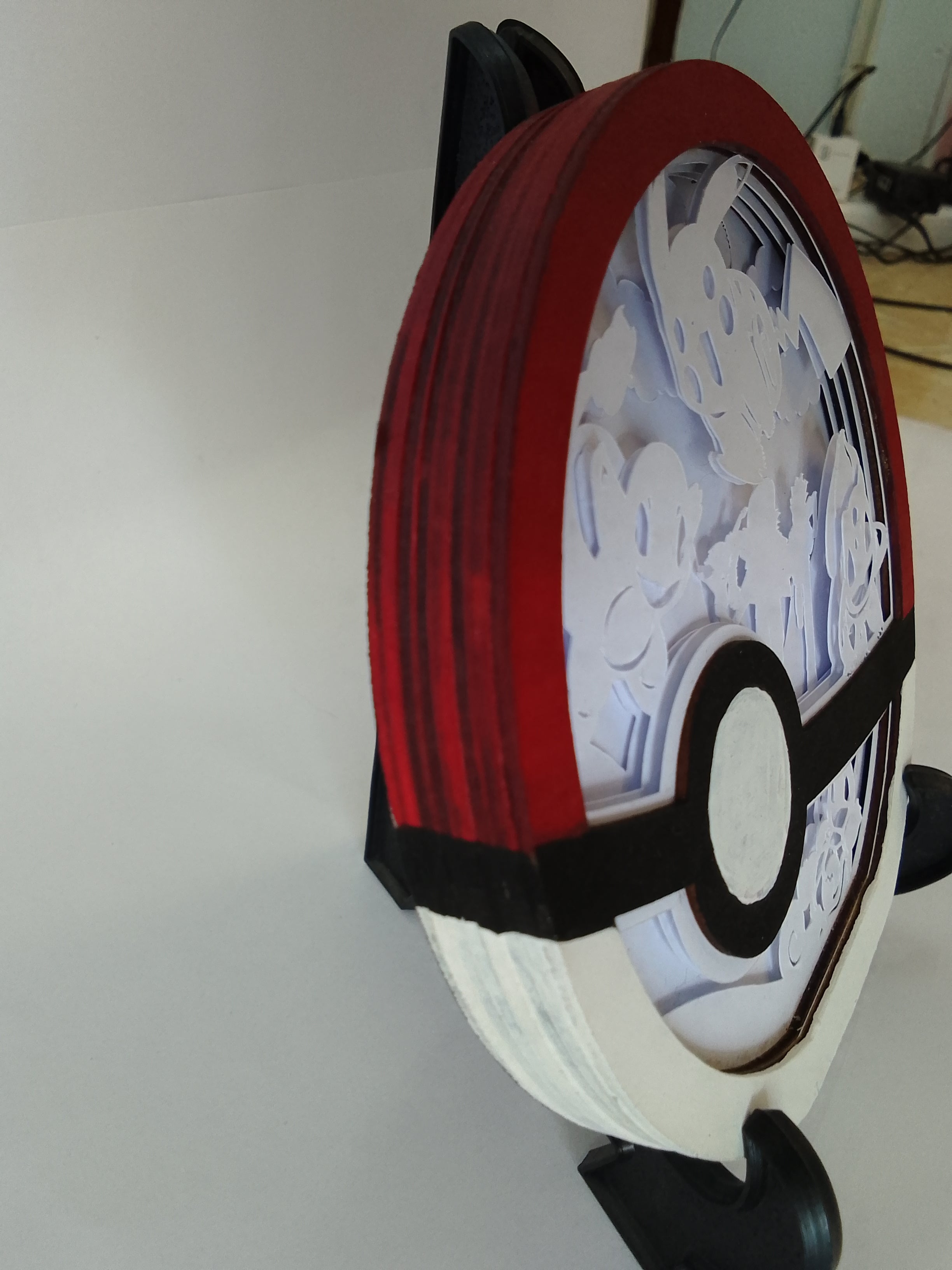 Χειροποίητο φωτιστικό LED τύπου Pokemon.