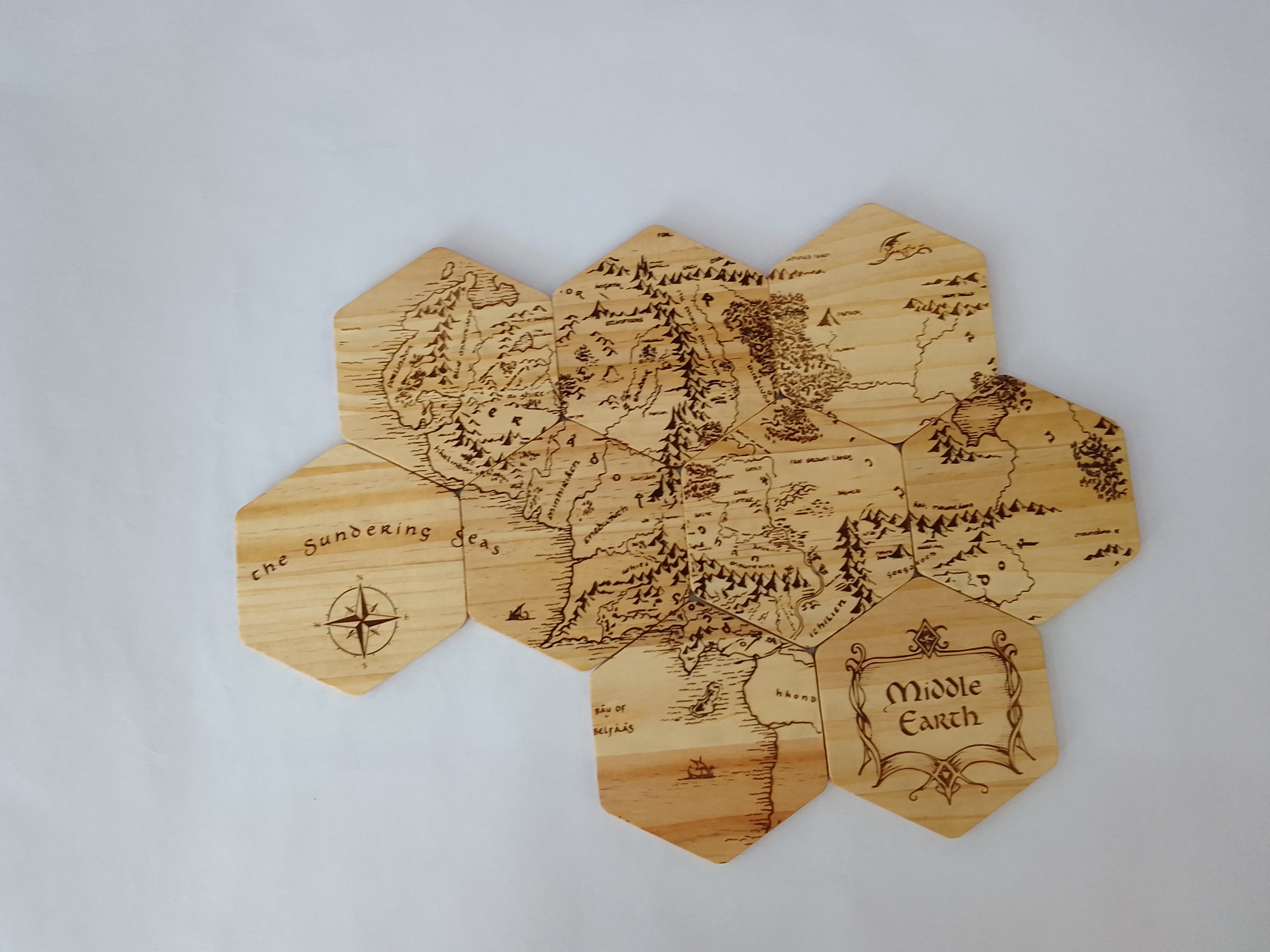 Χειροποίητο ξύλινο drink coaster Middle Earth (μέση γη)