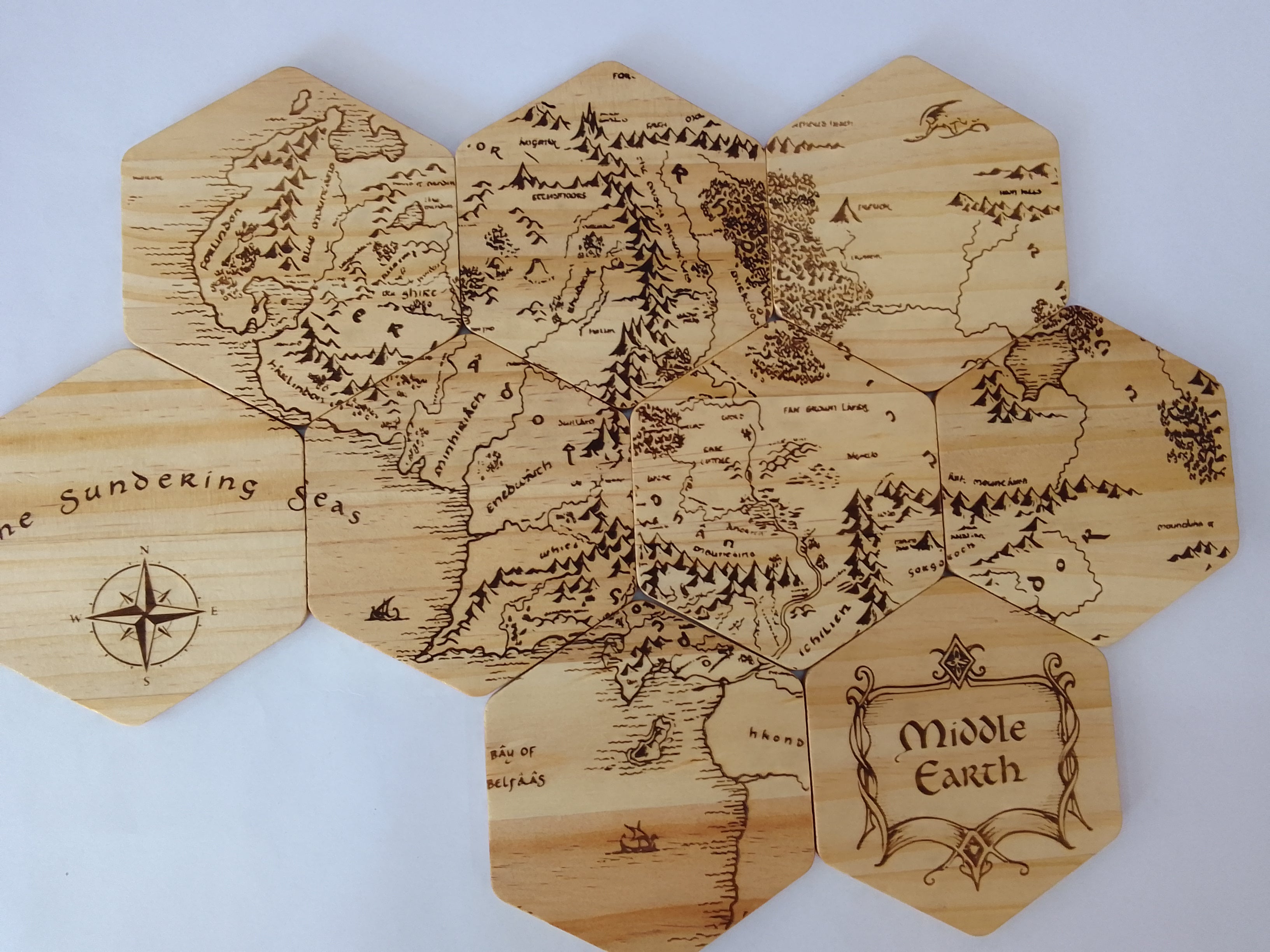 Χειροποίητο ξύλινο drink coaster Middle Earth (μέση γη)