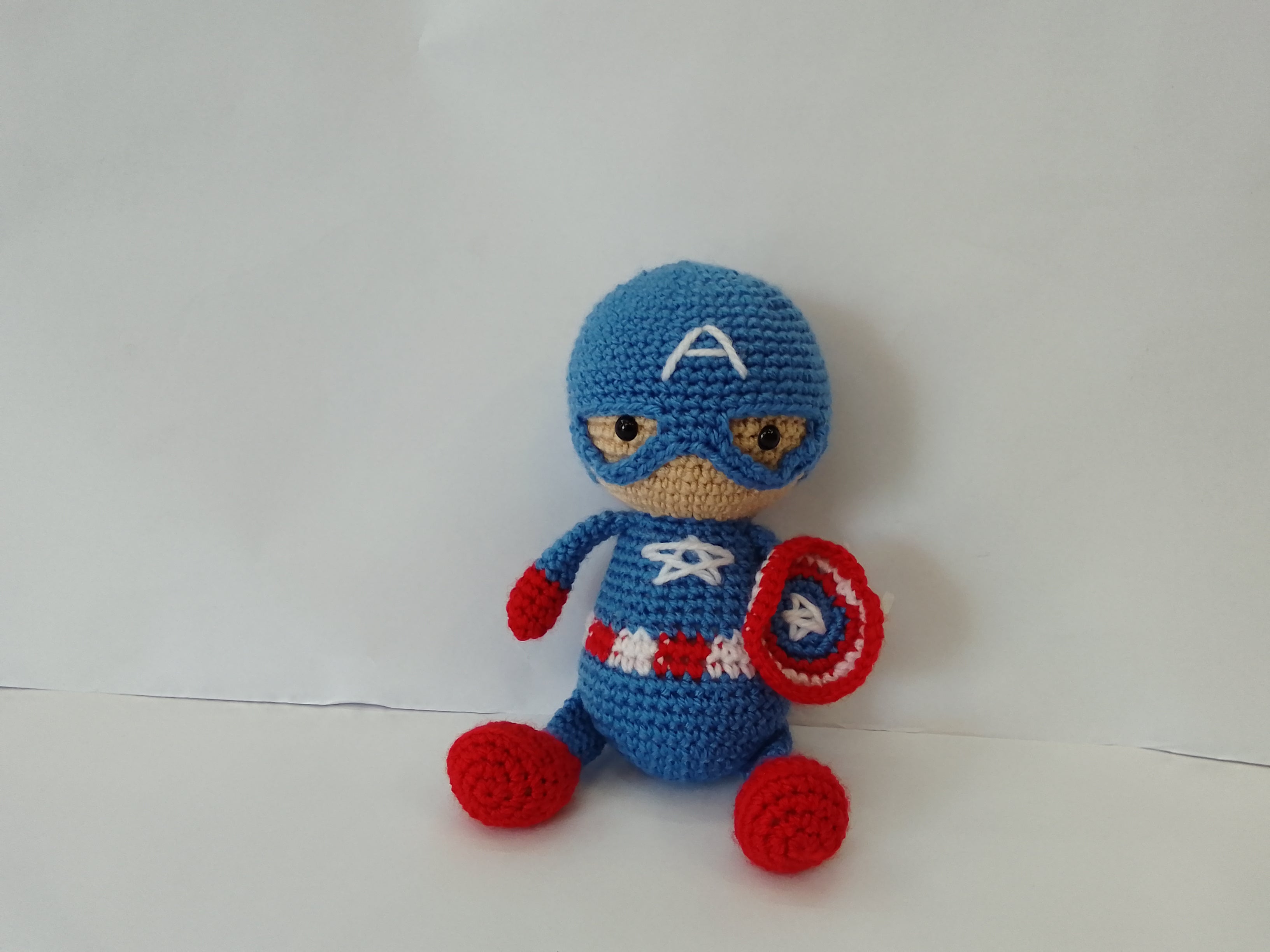 Χειροποίητο πλεκτό κουκλάκι τύπου Captain America