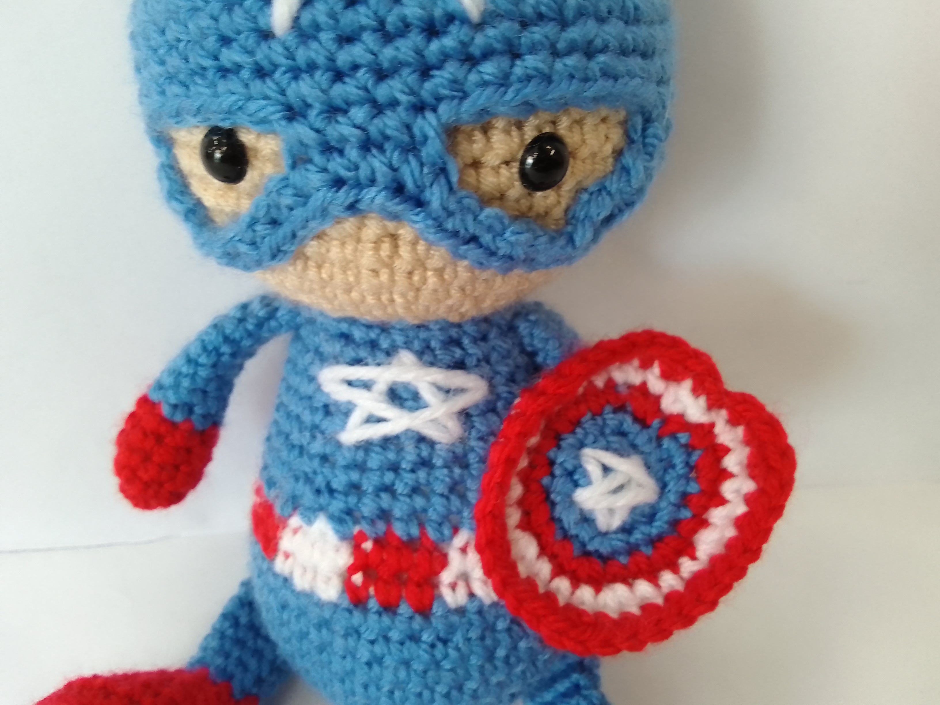 Χειροποίητο πλεκτό κουκλάκι τύπου Captain America