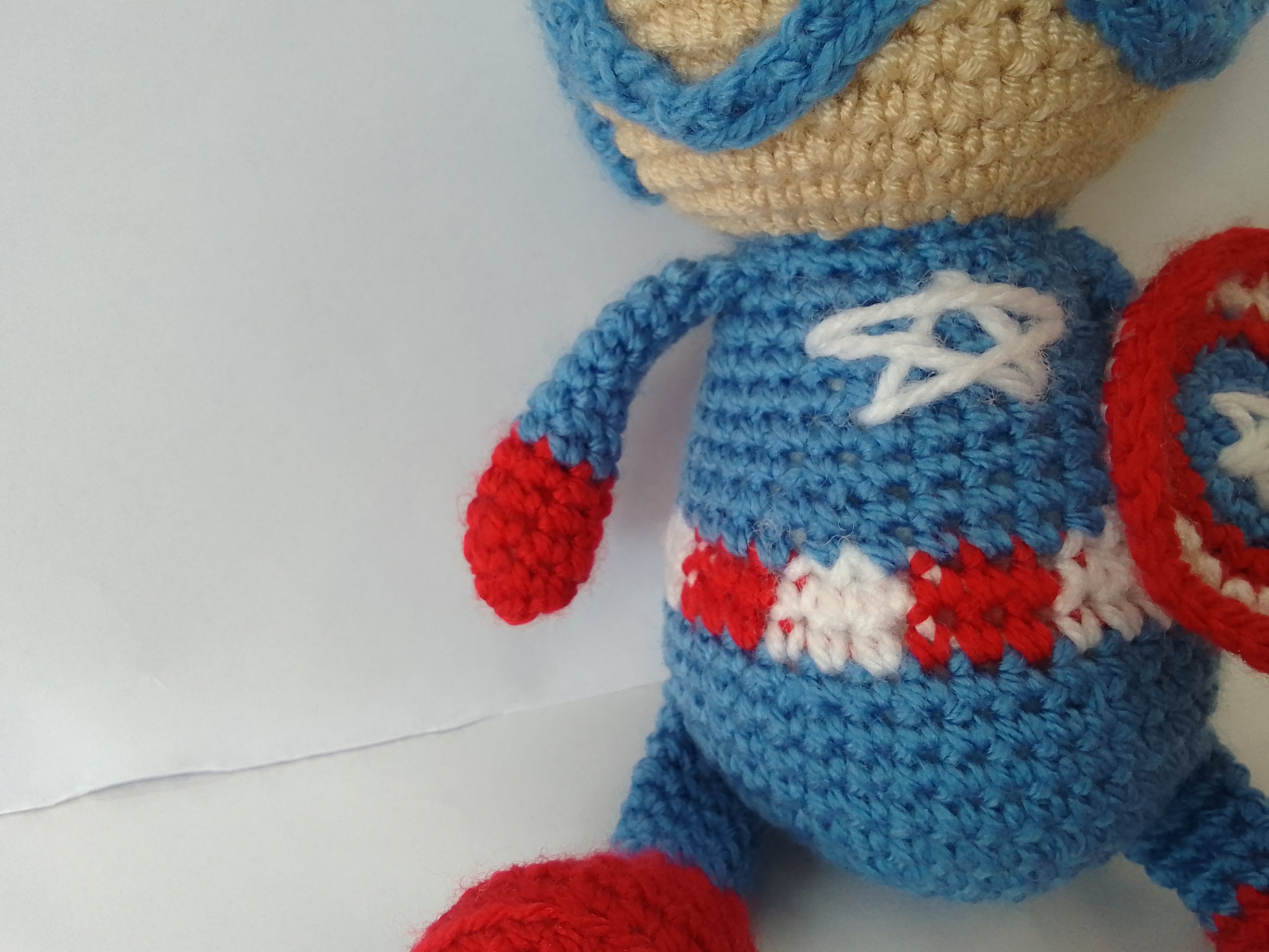 Χειροποίητο πλεκτό κουκλάκι τύπου Captain America