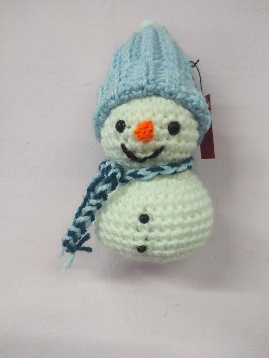 Χειροποίητο πλεκτό κουκλάκι μικρός Χιονάνθρωπος με μπλε αξεσουάρ