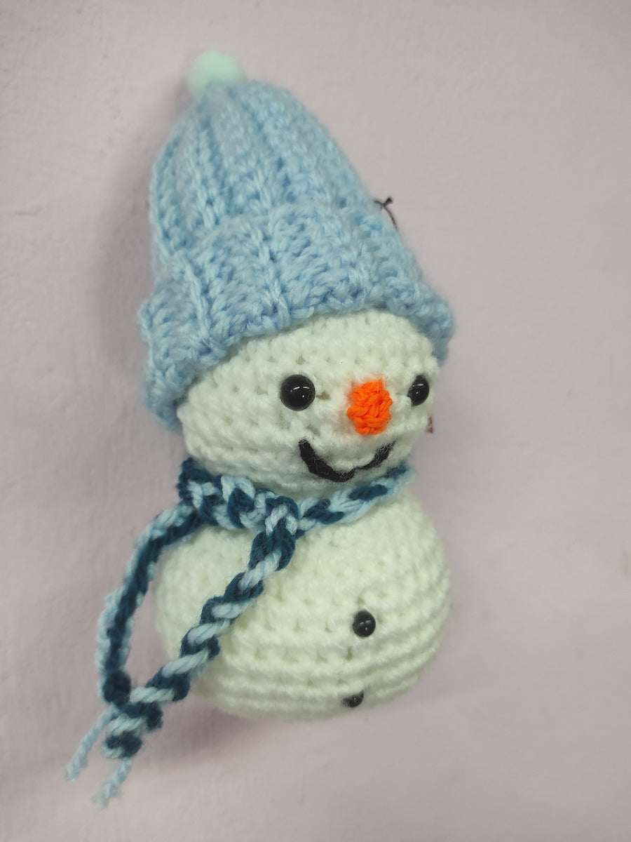 Χειροποίητο πλεκτό κουκλάκι μικρός Χιονάνθρωπος με μπλε αξεσουάρ