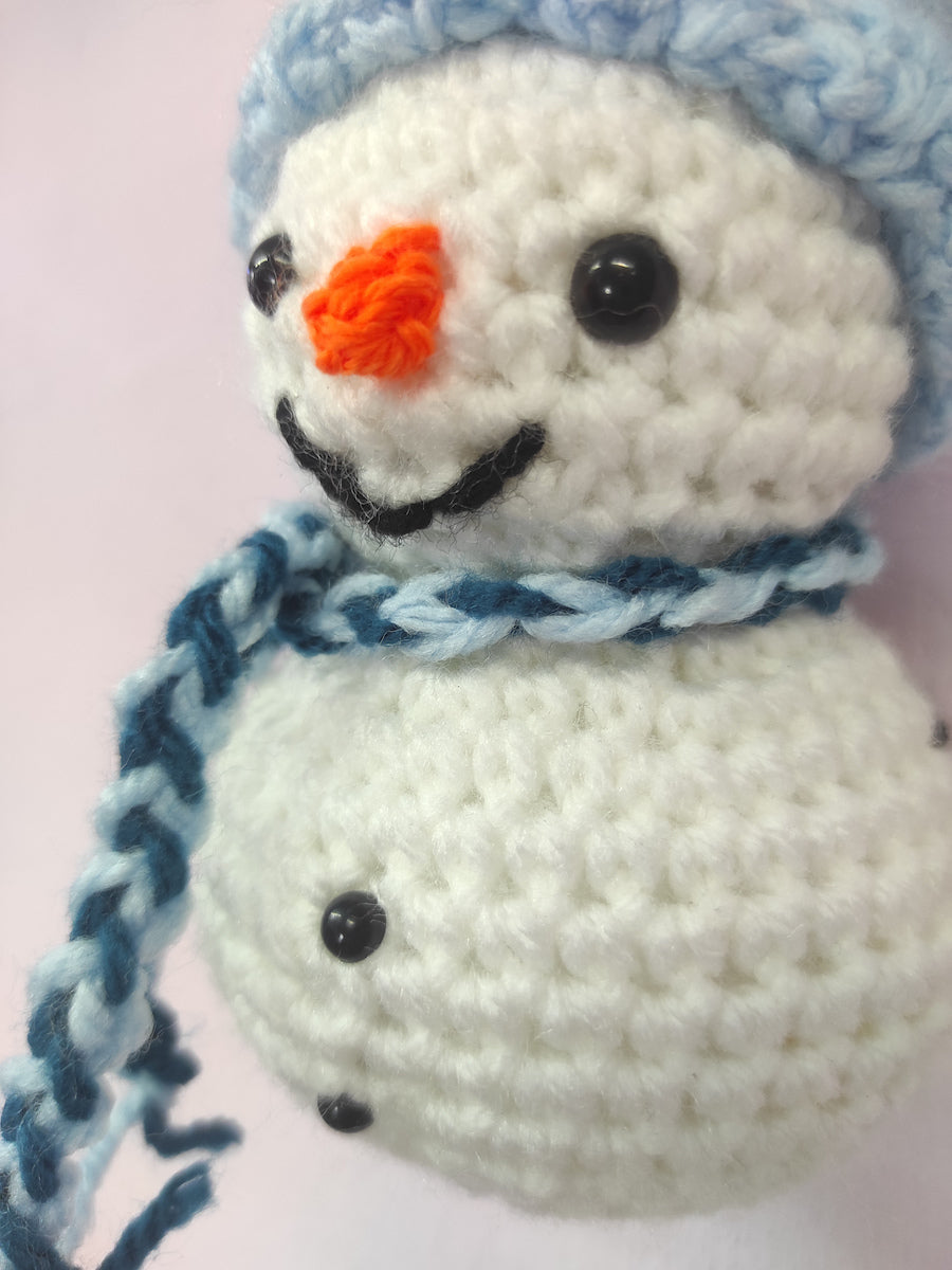 Χειροποίητο πλεκτό κουκλάκι μικρός Χιονάνθρωπος με μπλε αξεσουάρ