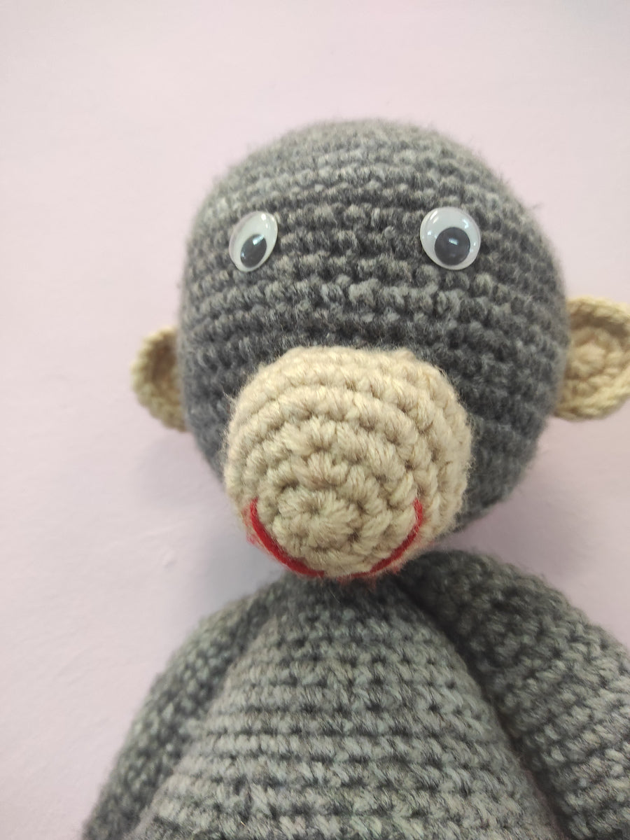 Χειροποίητο πλεκτό κουκλάκι Γκρι Μαϊμού για αγκαλίτσα