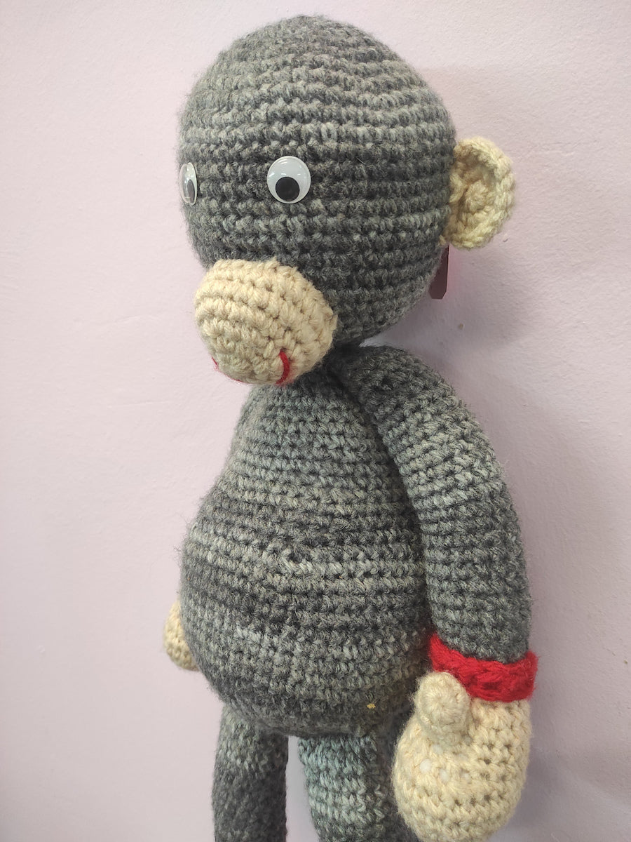 Χειροποίητο πλεκτό κουκλάκι Γκρι Μαϊμού για αγκαλίτσα