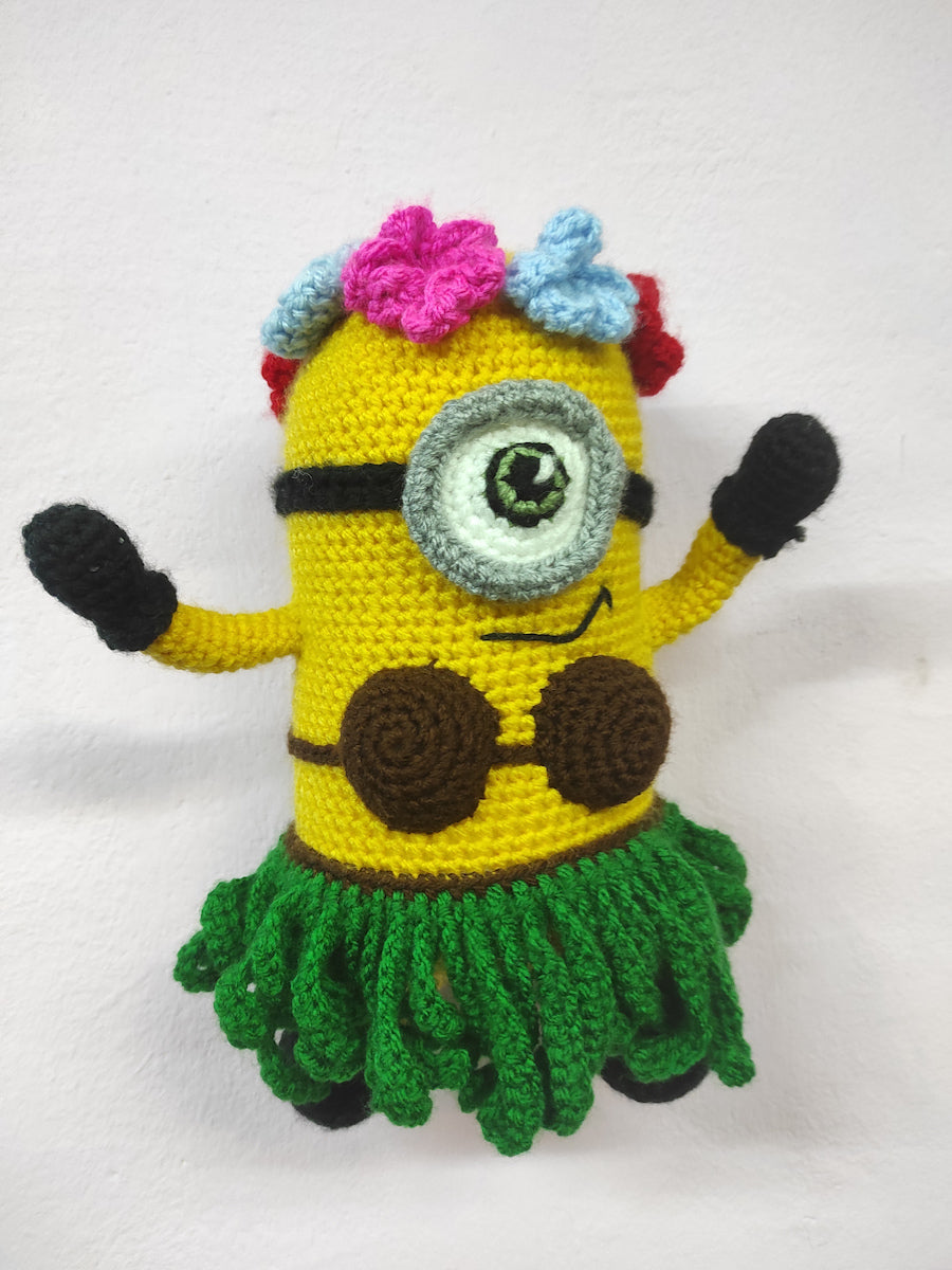 Χειροποίητο Πλεκτό Κουκλάκι Τύπου Minion Χαβανέζα με Γιουκαλίλι