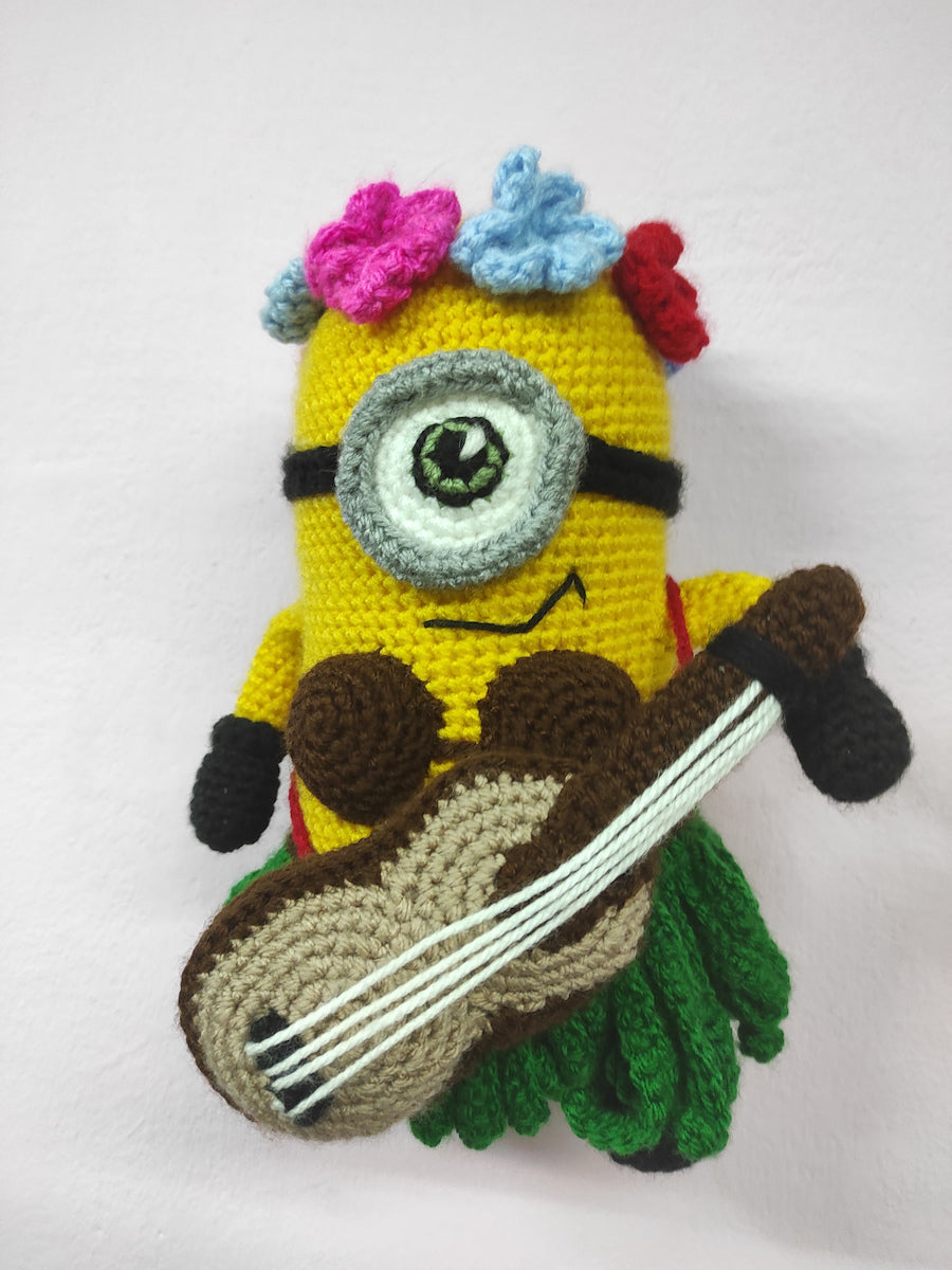 Χειροποίητο Πλεκτό Κουκλάκι Τύπου Minion Χαβανέζα με Γιουκαλίλι