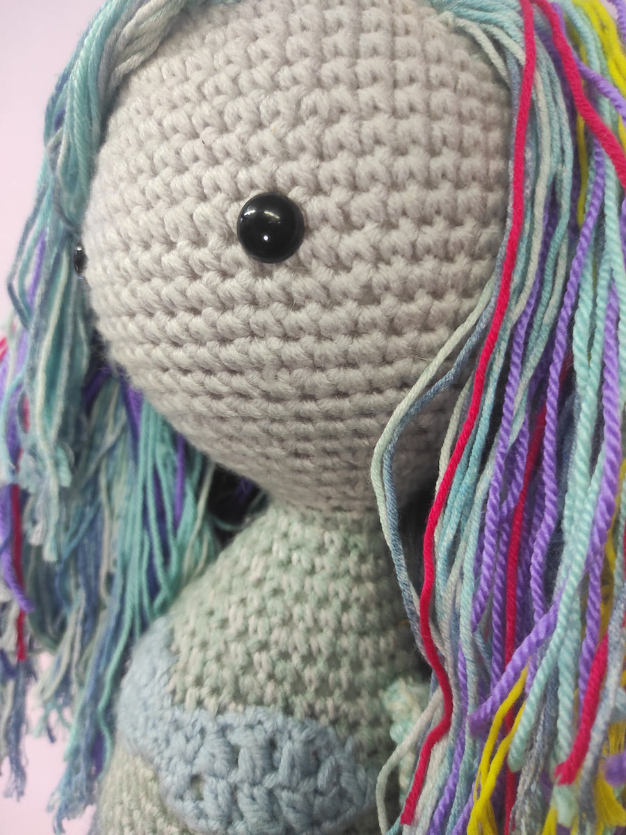 Χειροποίητη πλεκτή κούκλα Γοργόνα με πολύχρωμα μαλλιά