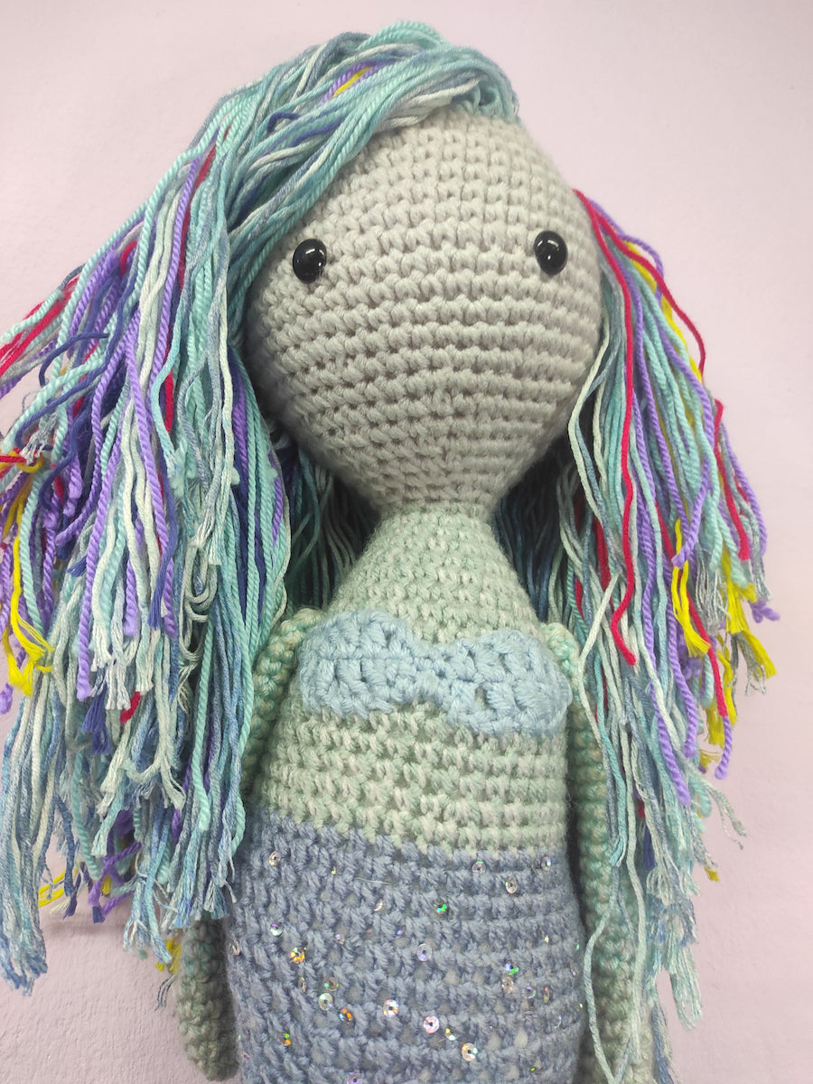 Χειροποίητη πλεκτή κούκλα Γοργόνα με πολύχρωμα μαλλιά