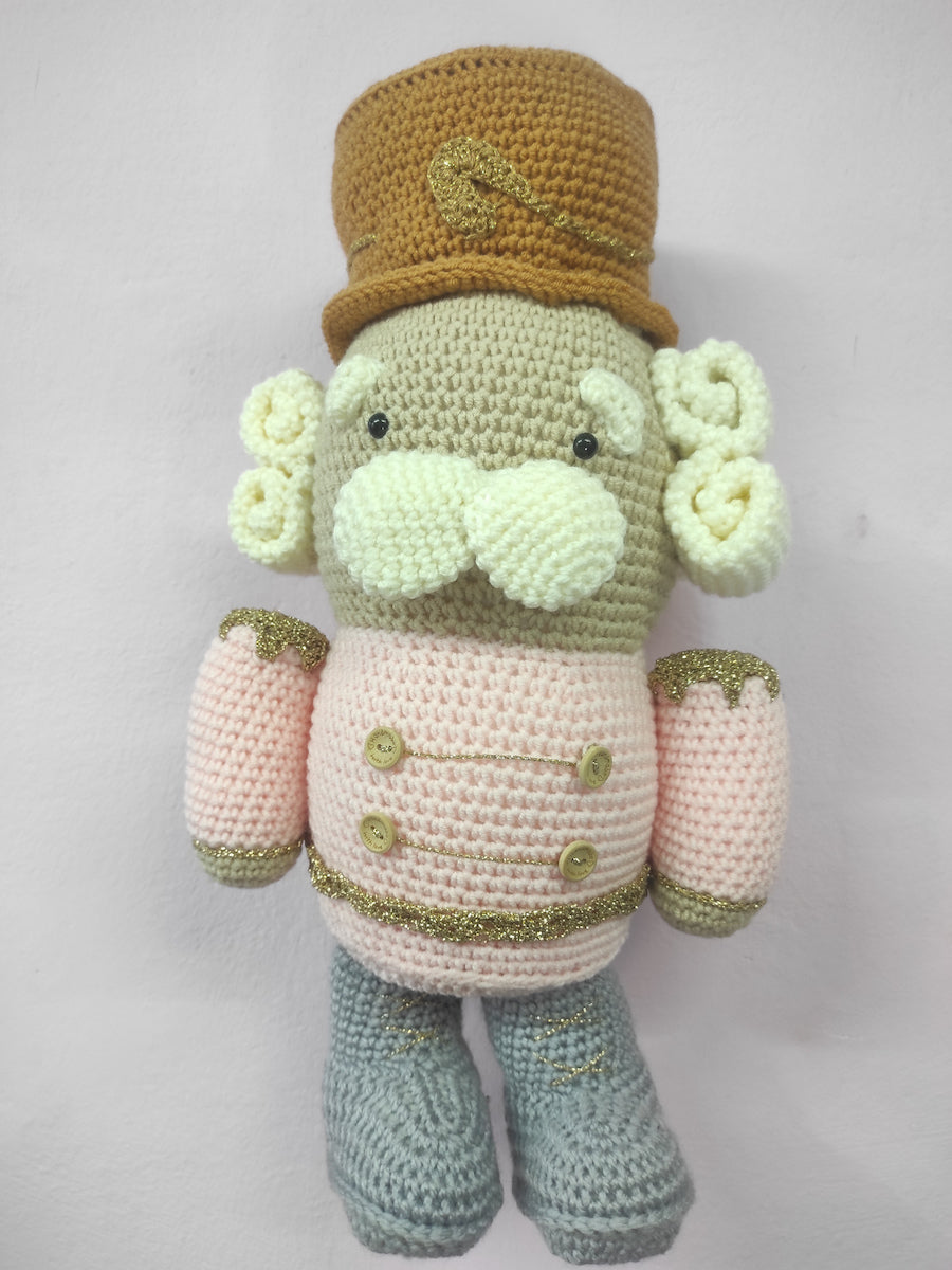 Χειροποίητο πλεκτό κουκλάκι ροζ καρυοθραύστης