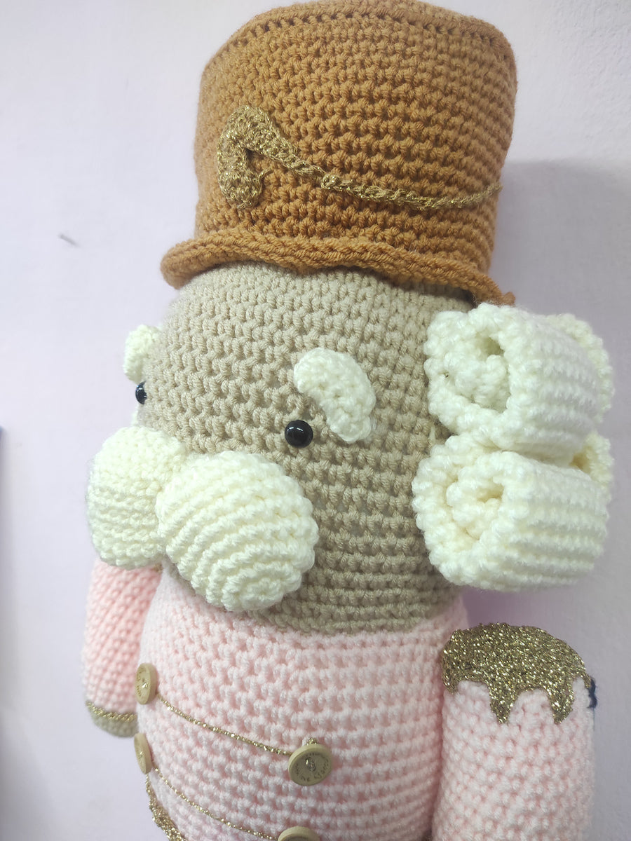 Χειροποίητο πλεκτό κουκλάκι ροζ καρυοθραύστης