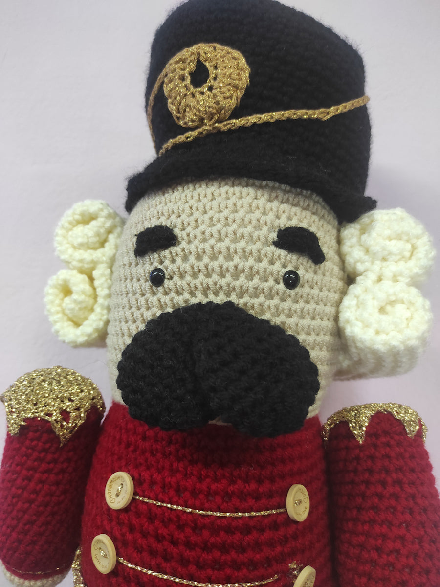 Χειροποίητο πλεκτό κουκλάκι κόκκινος Καρυοθραύστης