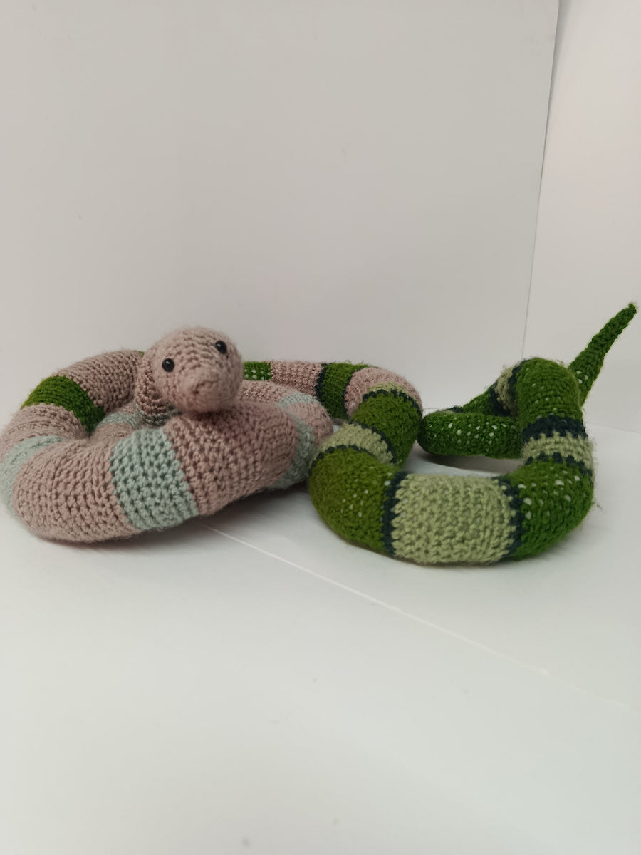 Χειροποίητο πλεκτό κουκλάκι ρεαλιστικό τρίχρωμο φίδι