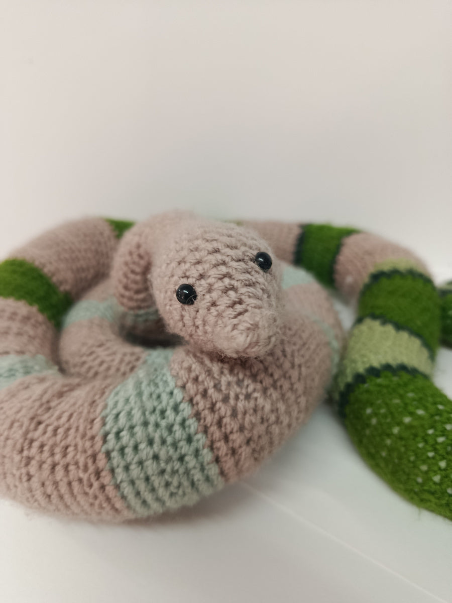 Χειροποίητο πλεκτό κουκλάκι ρεαλιστικό τρίχρωμο φίδι