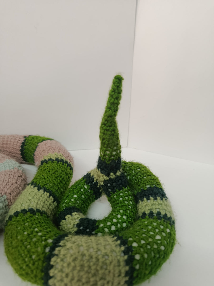 Χειροποίητο πλεκτό κουκλάκι ρεαλιστικό τρίχρωμο φίδι