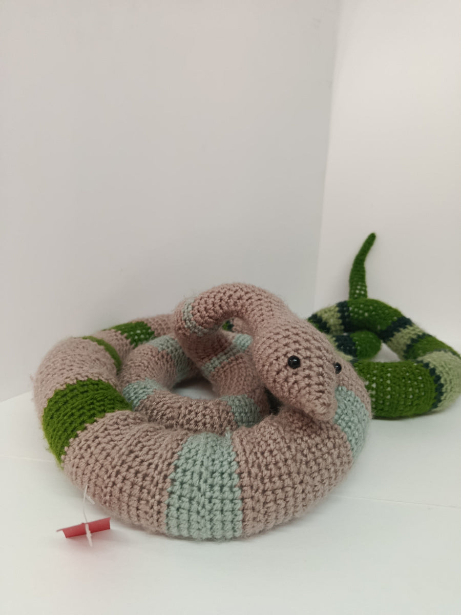 Χειροποίητο πλεκτό κουκλάκι ρεαλιστικό τρίχρωμο φίδι