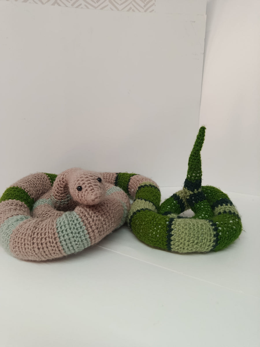 Χειροποίητο πλεκτό κουκλάκι ρεαλιστικό τρίχρωμο φίδι