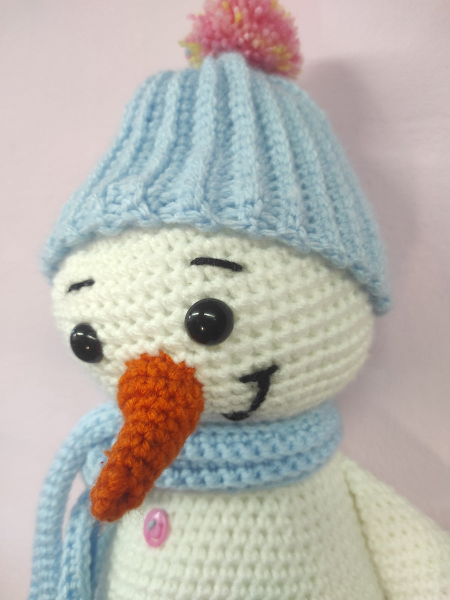 Χειροποίητο πλεκτό κουκλάκι Χιονάνθρωπος με μπλε αξεσουάρ