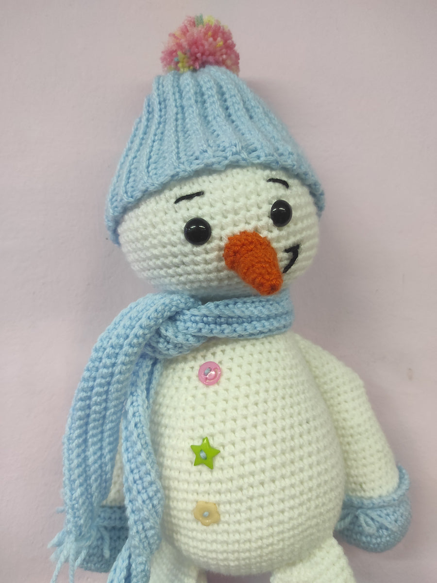 Χειροποίητο πλεκτό κουκλάκι Χιονάνθρωπος με μπλε αξεσουάρ