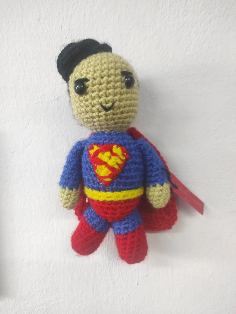 Χειροποίητο πλεκτό κουκλάκι τύπου Superman με φράντζα