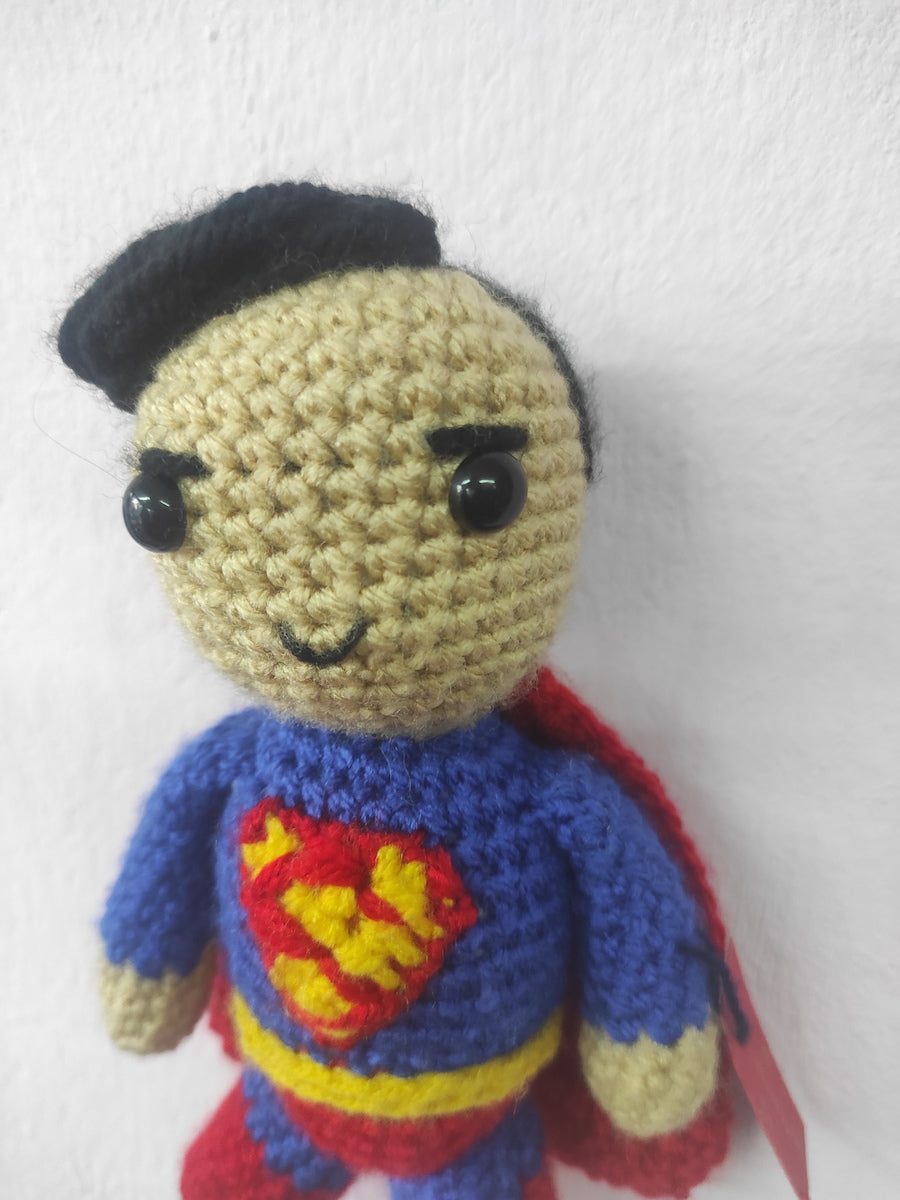 Χειροποίητο πλεκτό κουκλάκι τύπου Superman με φράντζα