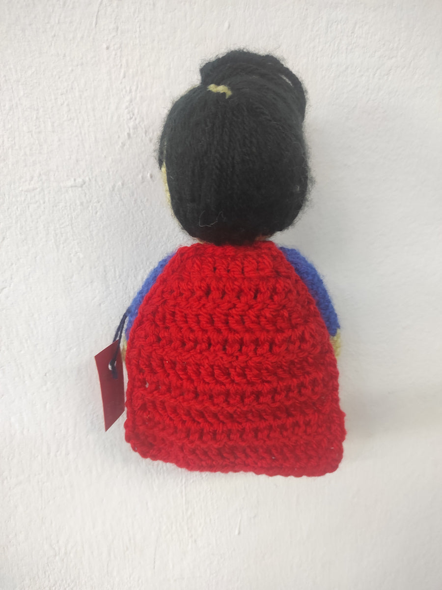 Χειροποίητο πλεκτό κουκλάκι τύπου Superman με φράντζα