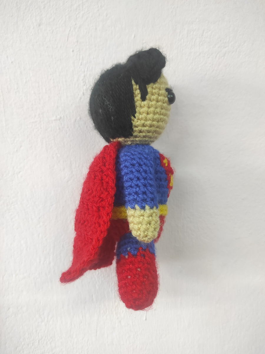 Χειροποίητο πλεκτό κουκλάκι τύπου Superman με φράντζα